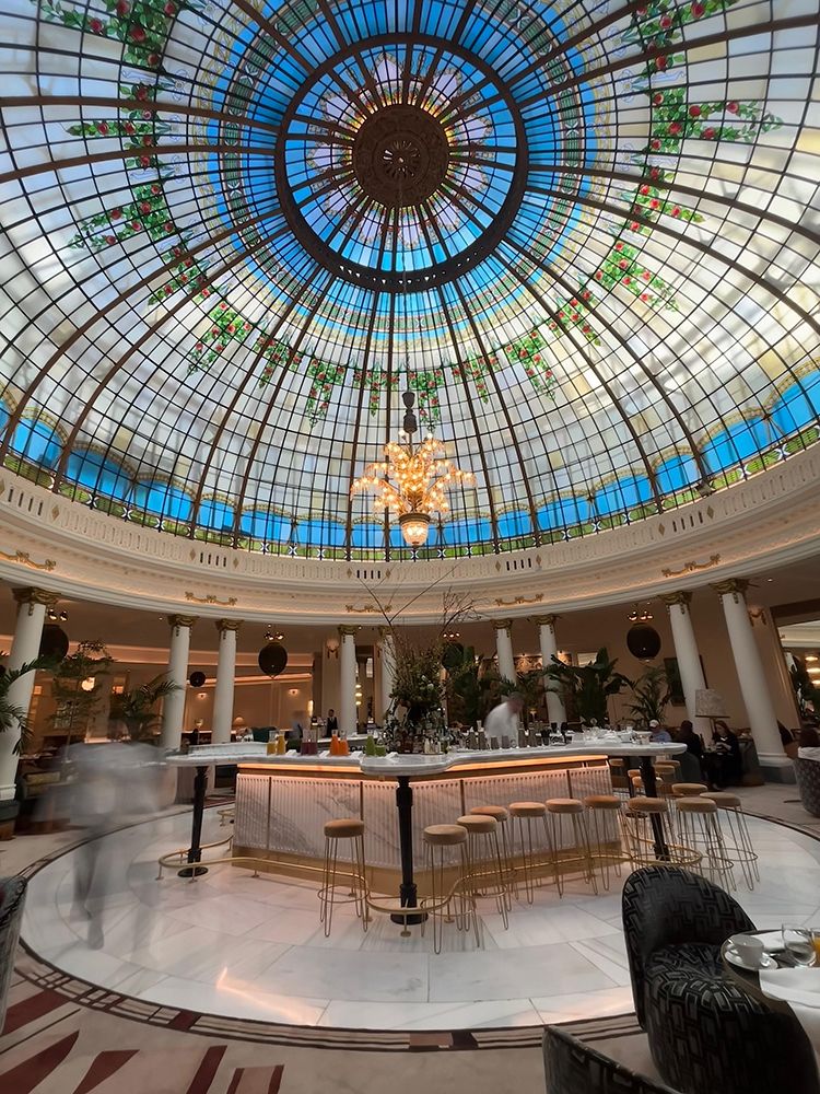 Lobby del Hotel Palace de Madrid con cúpula de vidrieras, tras la instalación PCI de Secoex