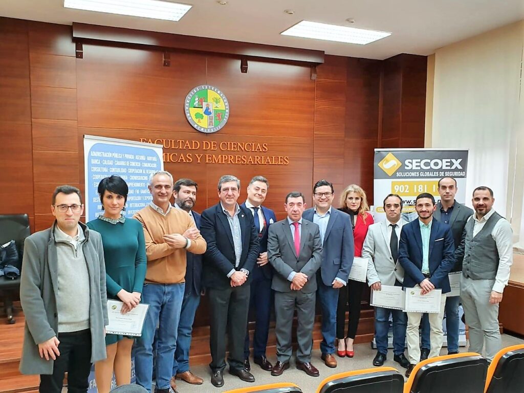 Entrega de diplomas en la Universidad al equipo de Secoex