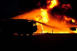 Incendio y camión de bomberos