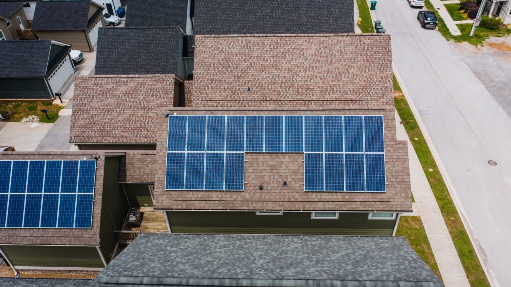 Casa con una instalación de autoconsumo fotovoltaico.