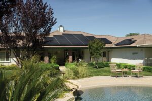 Casa con instalación fotovoltaica