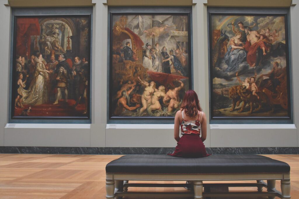 Mujer sentada en un museo